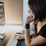 プログラミングを学ぶ女性イメージ